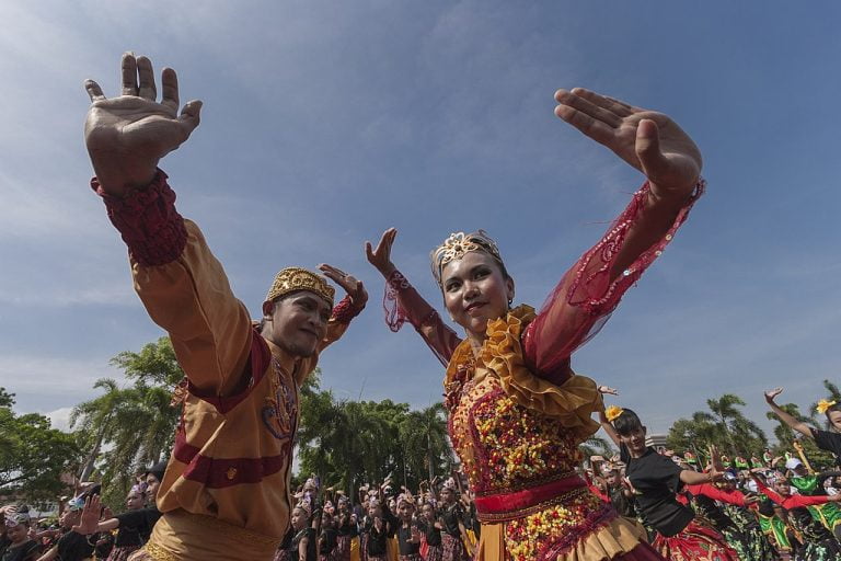 Tari Jaipong Sejarah Makna Dan Pola Gerakan Semutaspal